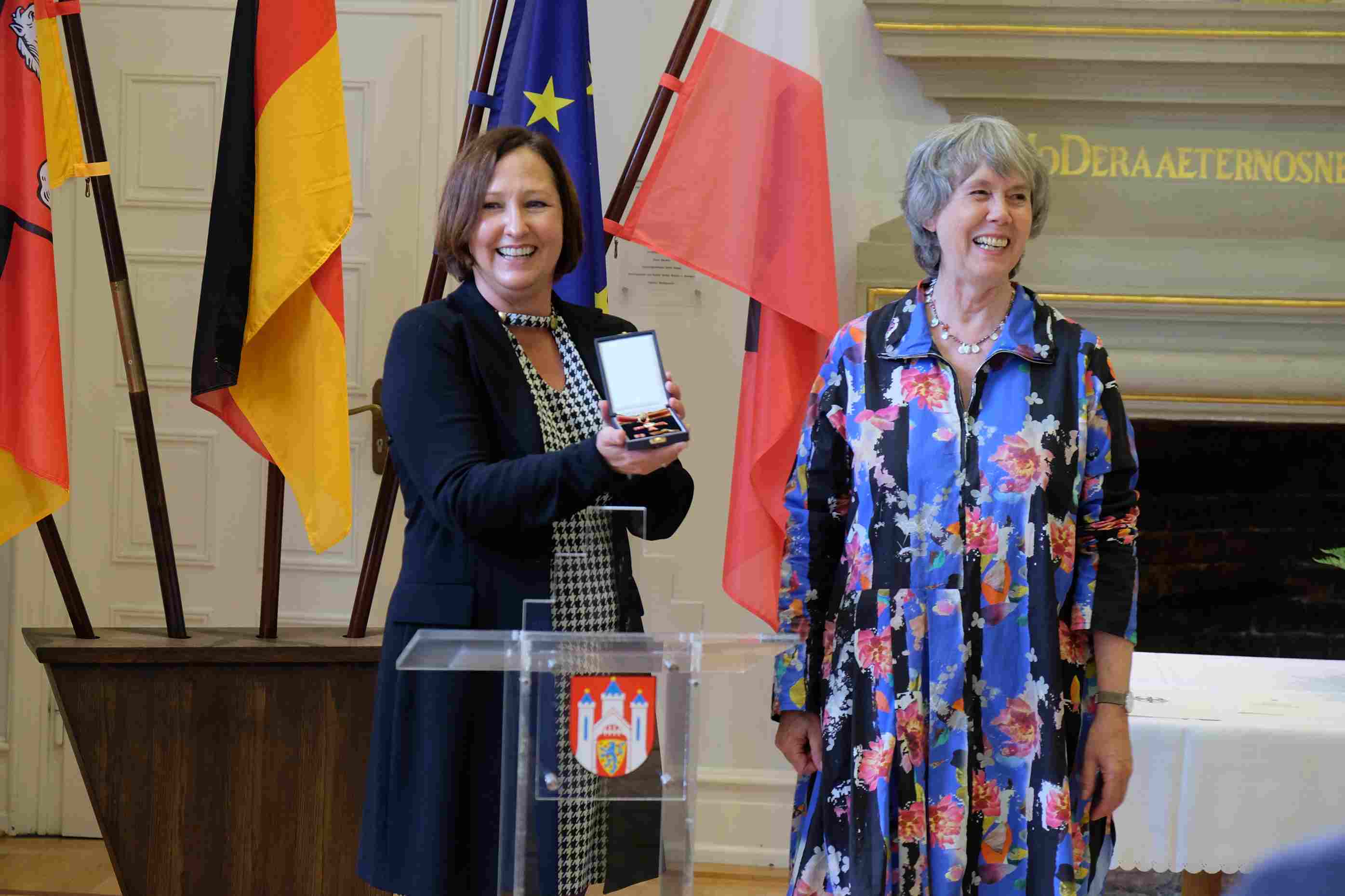 Ulla Lachauer erhält das Bundesverdienstkreuz im Lüneburger Rathaus
