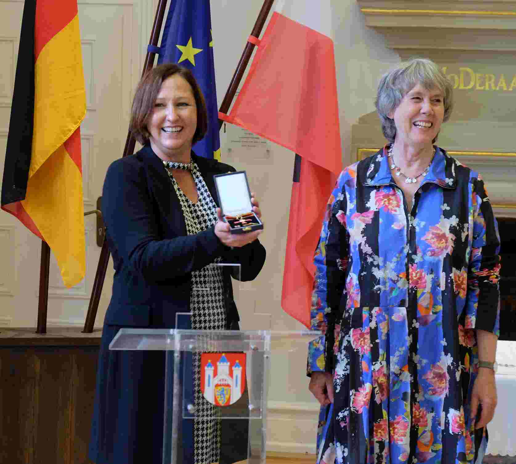 Ulla Lachauer erhält das Bundesverdienstkreuz im Lüneburger Rathaus